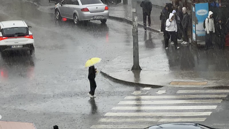 İSTANBUL'DA ŞİDDETLİ YAĞIŞ VE LODOS ETKİLİ OLDU ARNAVUTKÖY'DE VATANDAŞLAR ZOR ANLAR YAŞADI. (İHA)