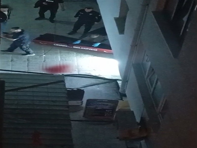 whatsapp-yazismalarini-kanit-gosterdi-annemi-oldurdum-iddiasi-sarkici-gullunun-patronundan-suc-duyurusu-1761560673573.jpeg Şarkıcı Güllü'nün İstanbul'da sahne aldığı eğlence mekanının sahibi Ferdi Aydın, Yalova Adliyesi'ne gelerek suç duyurusunda bulundu. (DHA)