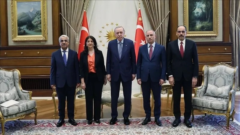 baskan-erdogan-imrali-heyetini-kulliyede-kabul-edecek-pkknin-cekilme-karari-ve-atilacak-adimlar-masada-1761745637916.jpeg