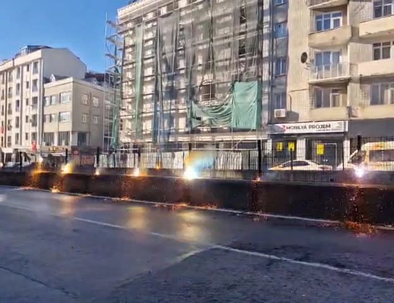 Bayrampaşa'da geri manevra yapan bir kamyon, tramvay hattının metal korkuluklara çarptı (Fotoğraf: DHA)