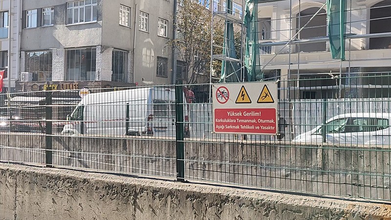Bayrampaşa'da geri manevra yapan bir kamyon, tramvay hattının metal korkuluklara çarptı (Fotoğraf: DHA)