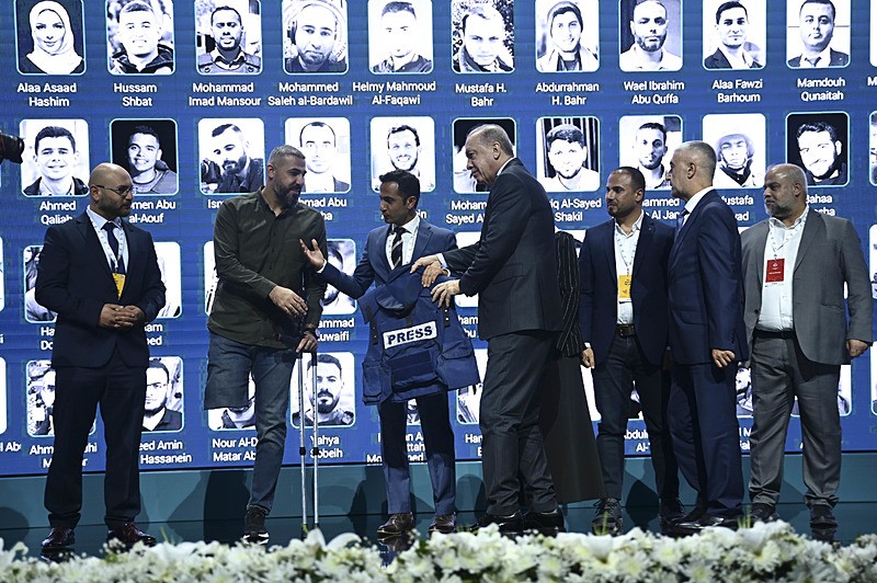 Gazze'de görev yapan 6 gazeteci, görevi sırasında şehit edilen basın mensupları adına Başkan Erdoğan'a basın yeleği takdim etti. (AA)