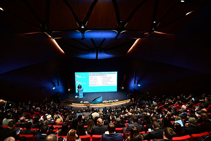 Hazine ve Maliye Bakanı Mehmet Şimşek, 'Ekonomi Zirvesi'ne katılarak konuşma yaptı (Fotoğraf: AA)