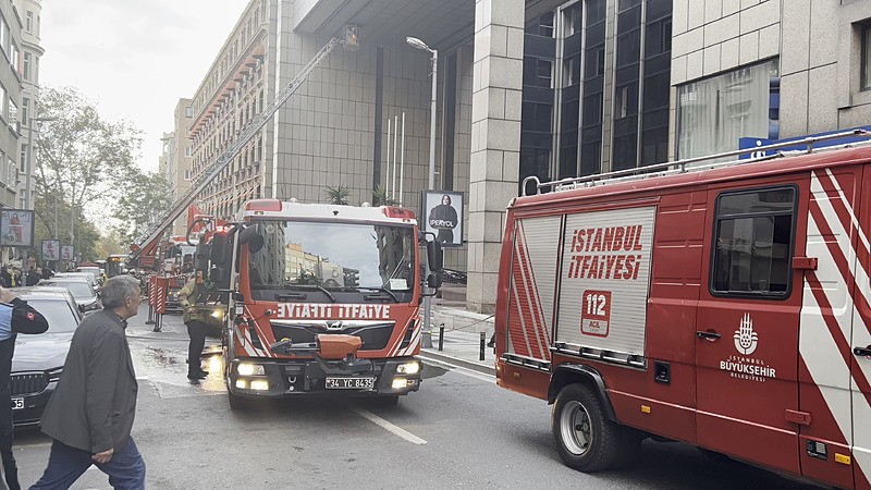 Nişantaşı Teşvikiye Caddesi'nde iş merkezinde yangın çıktı. (DHA)