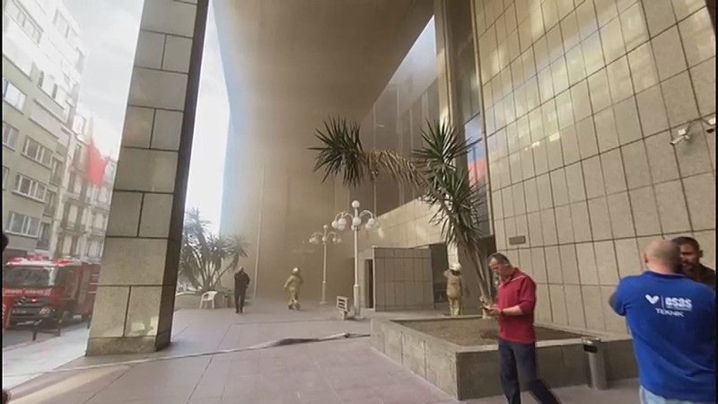 Nişantaşı Teşvikiye Caddesi'nde iş merkezinde yangın çıktı. (DHA)