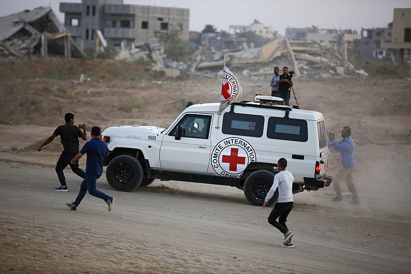 Kassam Tugayları, Gazze'deki 2 İsrailli esirin cesedini Kızılhaç'a teslim etti, AA