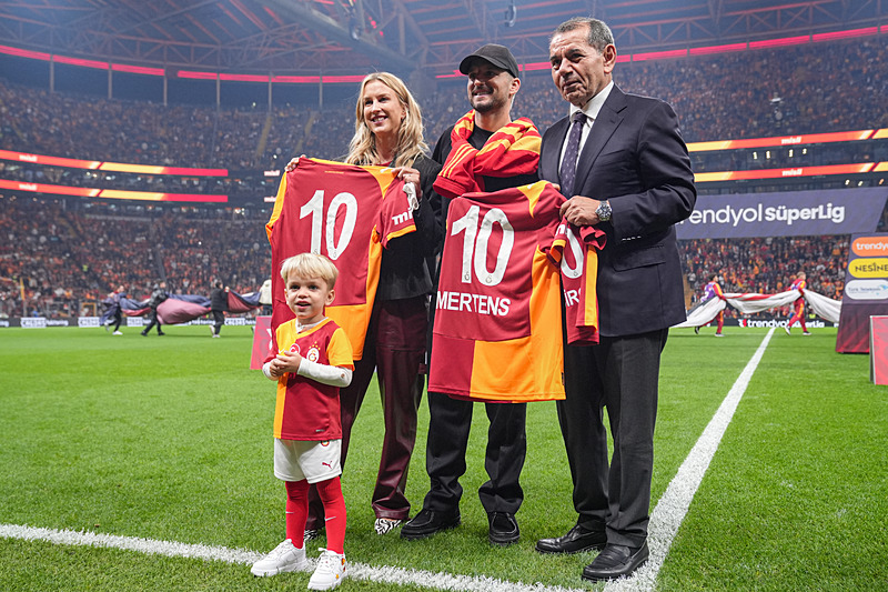 Dries Mertens ve ailesi (AA)