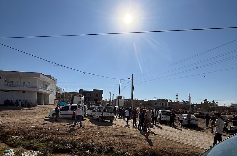 Lastiğini değiştirdiği TIR'ın altında kalan şoför ağır yaralandı (Fotoğraf: DHA)
