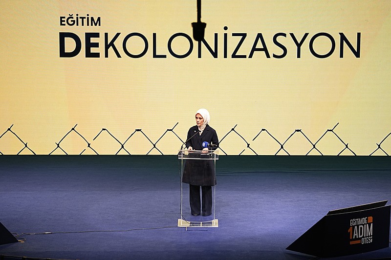 NUN Eğitim ve Kültür Vakfı Yönetim Kurulu Başkanı Esra Albayrak, NUN Eğitim ve Kültür Vakfının Eğitimde 1 Adım Ötesi Zirvesi'nin açılış programına katılarak konuşma yaptı (Fotoğraf: AA)