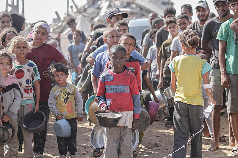 Gazze'de açlıkla mücadele eden Filistinlilere yemek dağıtıldı