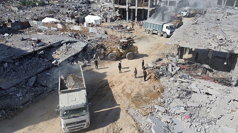 Han Yunus’ta gönüllüler ve belediyeden enkaz kaldırma çalışmaları (AA)