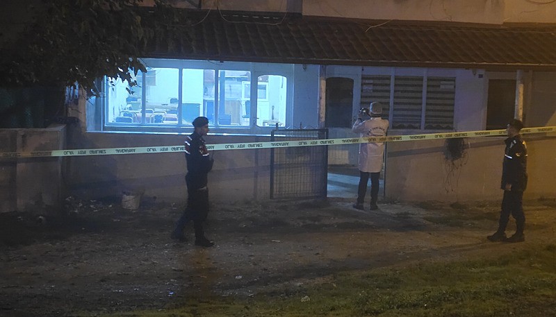 Zonguldak'ın Çaycuma ilçesinde bir kahvehaneye düzenlenen silahlı saldırıda 2 kişi öldü, 2 kişi yaralandı.