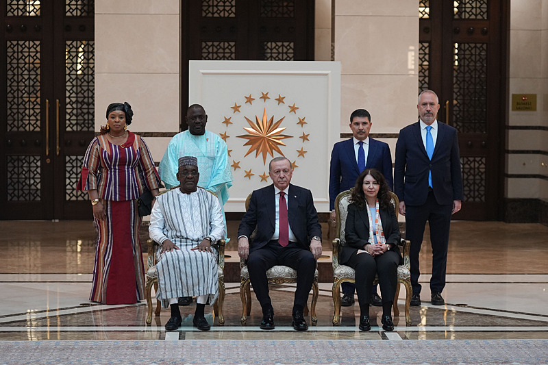 baskan-erdogan-5-ulkenin-buyukelcisini-kabul-etti-1762261097793.jpg Büyükelçi mensupları ve aile üyeleri, Başkan Erdoğan ile hatıra fotoğrafı çektirdiler. (AA)