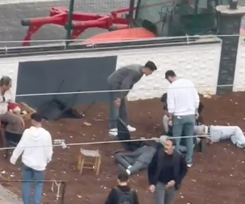 cinayet-aninin-goruntusu-ortaya-cikti-kasap-dukkaninda-silahli-kavga-2-olu-2-yarali-1762286328149.jpeg Cinayet anının görüntüsü ortaya çıktı! Kasap dükkanında silahlı kavga: 2 ölü, 2 yaralı. (DHA)