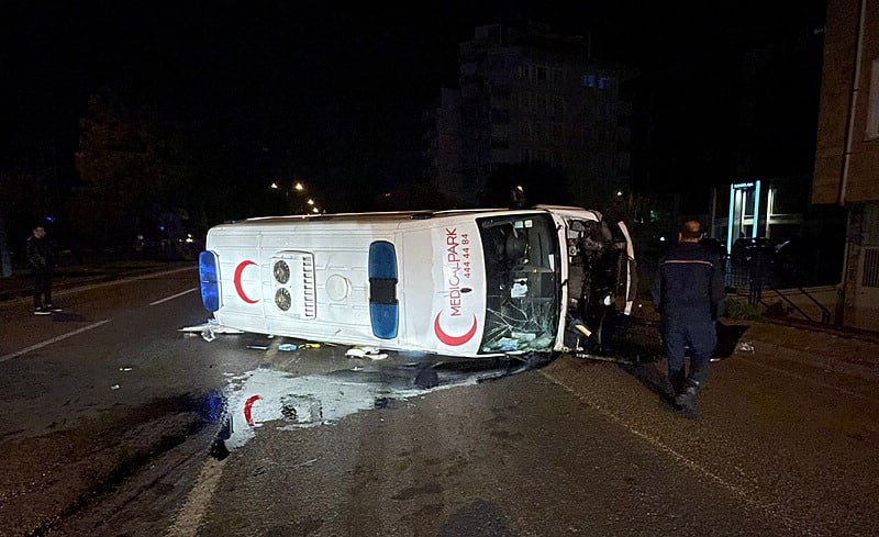 Samsun'da meydana gelen kazada ambulans devrildi (DHA)