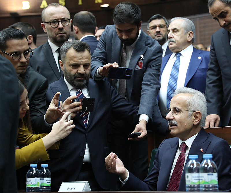 Bakan Uraloğlu Gebze'de çöken binaya ilişkin açıklamalarda bulunuyor.