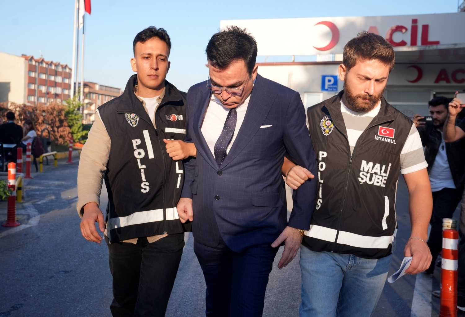 Borsa İstanbul (BİST) pay piyasasındaki bazı işlemlerde manipülasyon yaptıkları iddiasıyla başlatılan soruşturmada gözaltına alınan Nihat Özçelik tutuklandı