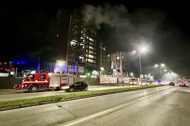 Bosna Hersek'teki huzurevinde bilinmeyen bir nedenle yangın çıktı. (İHA)