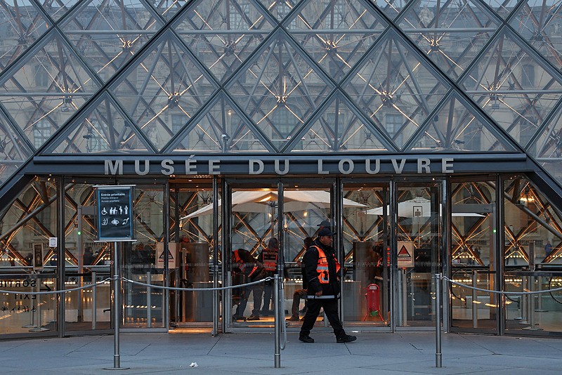 Louvre, Reuters