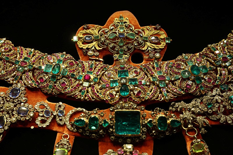 Louvre'dan çalınan Kraliyet mücavherleri, Reuters