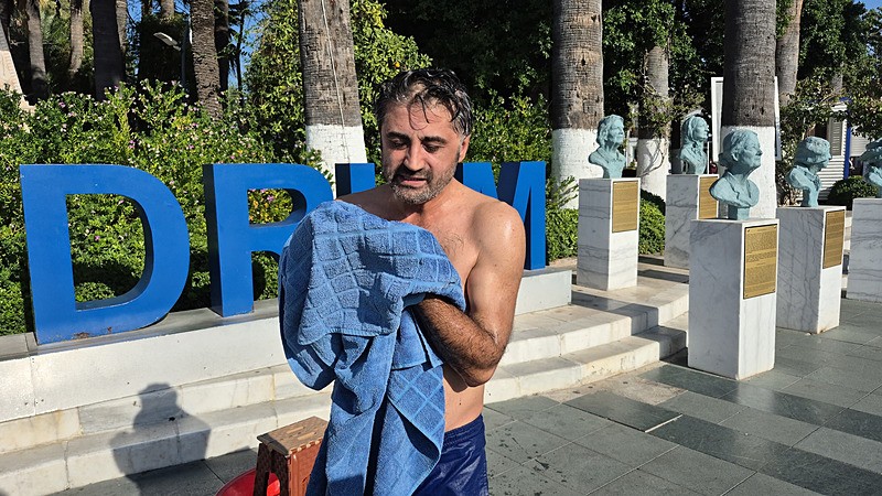 Muğla'da yaşayan Çağatay Yavuz, 6 gündür evinde su akmadığını gerekçesiyle, 5 litrelik su ile Bodrum Belediye Meydanında duş alarak yaşadığı soruna tepki gösterdi (Fotoğraf: DHA)