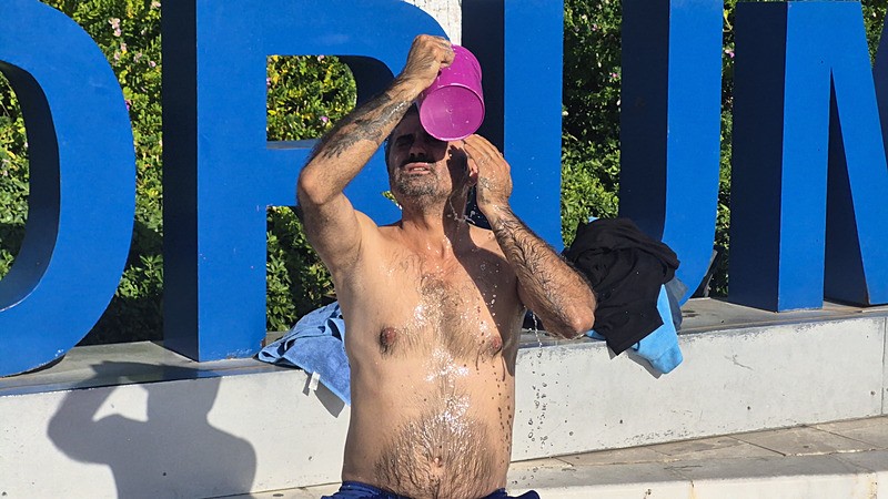 Muğla'da yaşayan Çağatay Yavuz, 6 gündür evinde su akmadığını gerekçesiyle, 5 litrelik su ile Bodrum Belediye Meydanında duş alarak yaşadığı soruna tepki gösterdi (Fotoğraf: DHA)