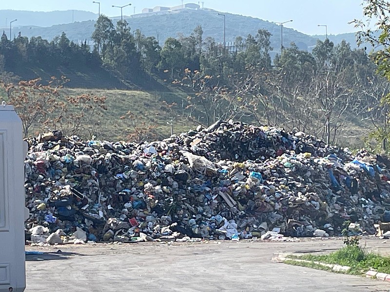 İzmir'in Karabağlar ilçesindeki Uzundere Mahallesi'nde, kentsel dönüşüm alanının, ilçe belediyesi tarafından çöp toplama sahası olarak kullanılması vatandaşlar tepki gösterdi