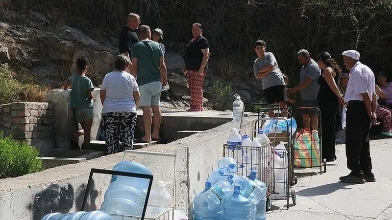 İzmir Çiğli'de su almak için çeşmede kuyruk oluşturan vatandaşlar (AA, Takvim.com.tr Arşiv)
