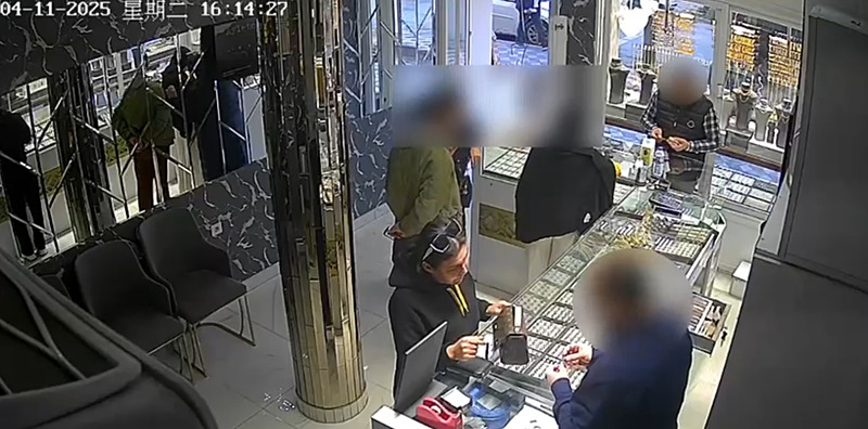 Ankara'nın Sincan ilçesinde 3 farklı kuyumcuya 3 kişi sahte altın sattı. (DHA)