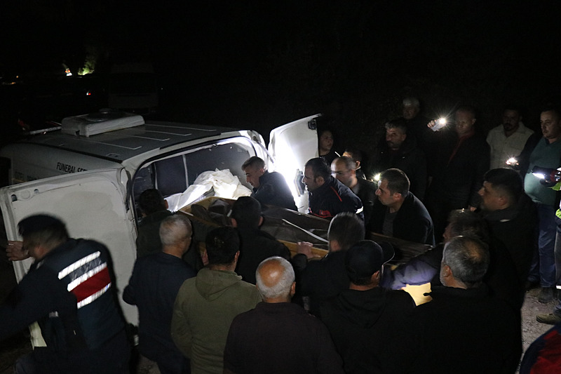 Traktörle ormana giden çiftin cansız bedenleri devrilen traktörün altında 2 gün sonra bulundu. (İHA)