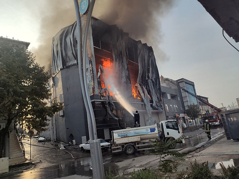 Kocaeli'de 6 kişiye mezar olan tesisteki yangının ilk anları kamerada.