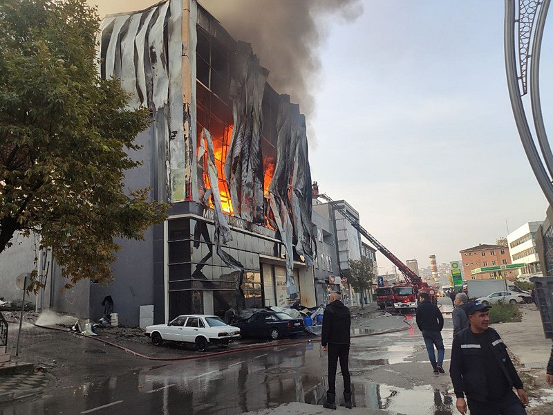 Kocaeli'de parfüm deposunda patlama