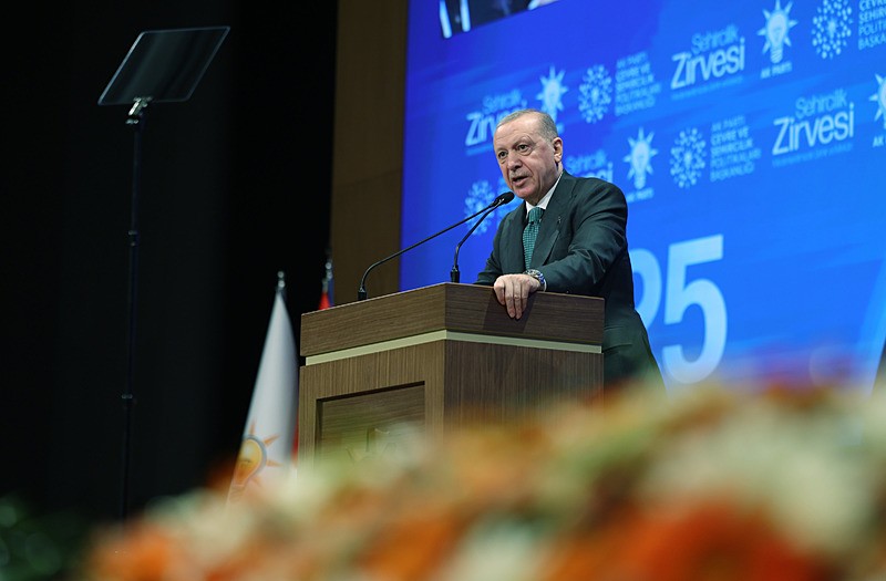 AK Parti Genel Başkanı Recep Tayyip Erdoğan, AK Parti Kongre Merkezi'nde düzenlenen ʺMedeniyetimizde Şehir ve Mekanʺ temalı Şehircilik Zirvesi ile Kentkırım Sergisi'nin açılışına katılarak, konuşma yaptı. 