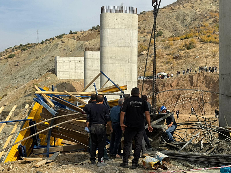Diyarbakır'da köprü inşaatında çökme: İşçiler enkaz altında kaldı, can kayıpları var-1