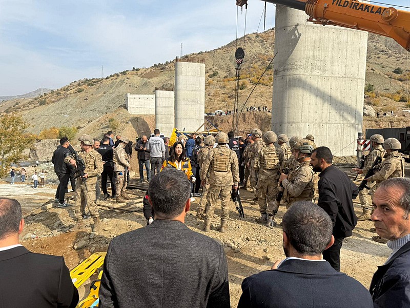 Diyarbakır'da köprü inşaatında çökme: İşçiler enkaz altında kaldı, can kayıpları var-2