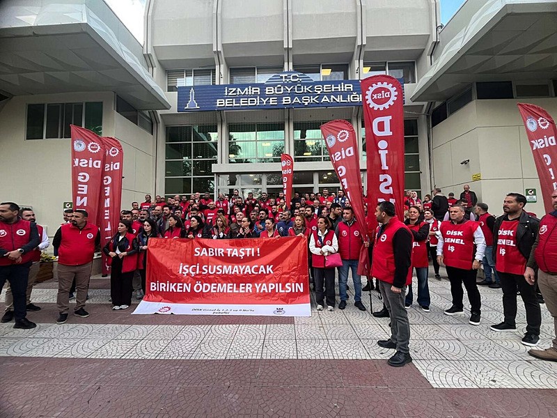 İzmir Büyükşehir Belediyesi iştiraki şirketlerinden İZELMAN, İZNERJİ ve İZFAŞ çalışanları 3 aydır biriken sosyal haklarını alamadıkları gerekçesiyle Kültürpark 9 Eylül Kapısı önünde oturma eylemi başlattı. 