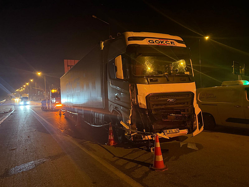 Tırla çarpışan traktördeki karı koca yaşamını yitirdi. (AA)