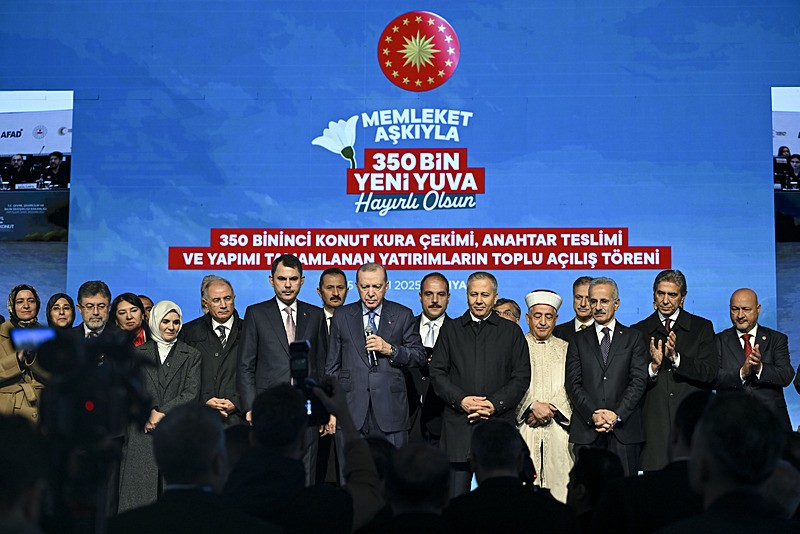 Başkan Erdoğan, Adıyaman'da 350 bininci afet konutunun teslim töreninde konuştu. (AA)