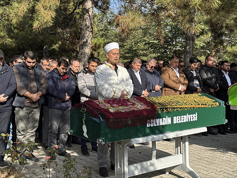 Fatih'te gıda zehirlenmesi şüphesiyle ölen anne ve iki çocuğun cenazesi Afyonkarahisar'da defnedildi. (AA)