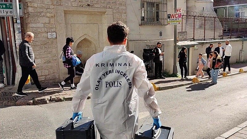 ortakoy-faciasinda-sok-gelisme-oteldeki-2-kisi-daha-hastaneye-kaldirildi-1763207282447.jpeg Fatih'te Böcek ailesinin kaldığı oteldeki iki kişi daha zehirlenme şüphesiyle hastaneye götürüldü (Fotoğraf: DHA)