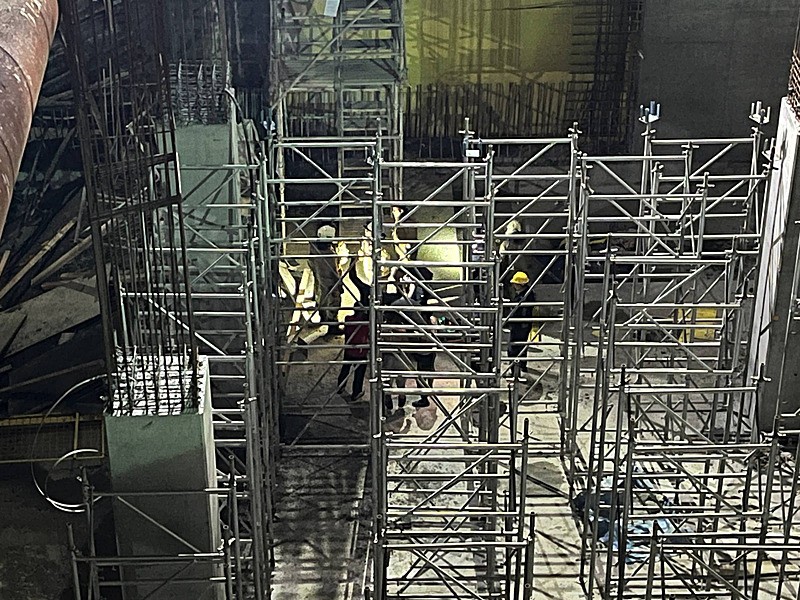 beyoglunda-metro-insaatinda-iskele-coktu-bir-isciden-aci-haber-geldi-1763303142266.jpeg Beyoğlu'ndaki metro inşaatında iskele çöktü, bazı işçiler yaralandı. (AA)