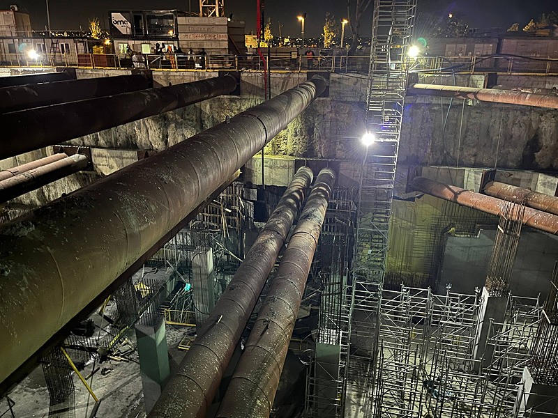 Beyoğlu'ndaki metro inşaatında iskele çöktü, bazı işçiler yaralandı. (AA)