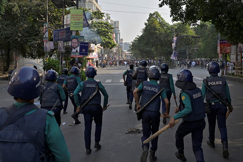 17 Kasım 2025'te Bangladeş'in başkenti Dakka'da, polis devrik Başbakan Şeyh Hasina'nın babası Bangabandhu Şeyh Mujibur Rahman'ın evinin yıkılmasını talep eden bir protesto sırasında protestocuları kovalıyor, Reuters