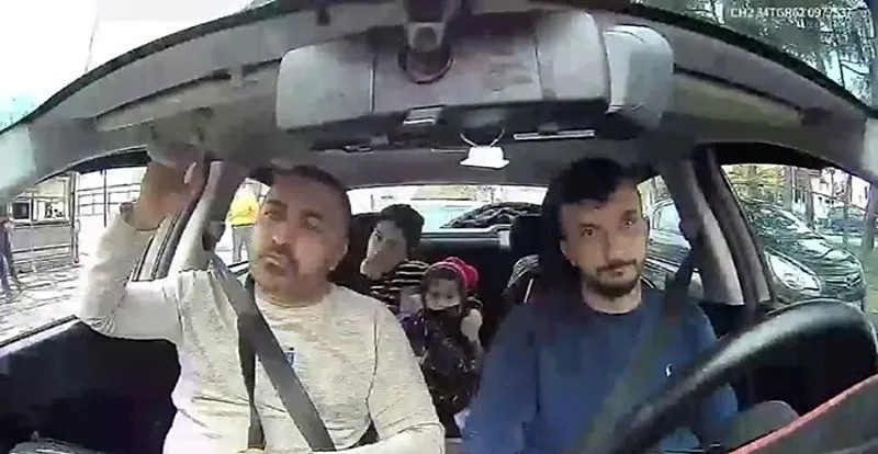 Böcek ailesinin taksideki görüntüleri.