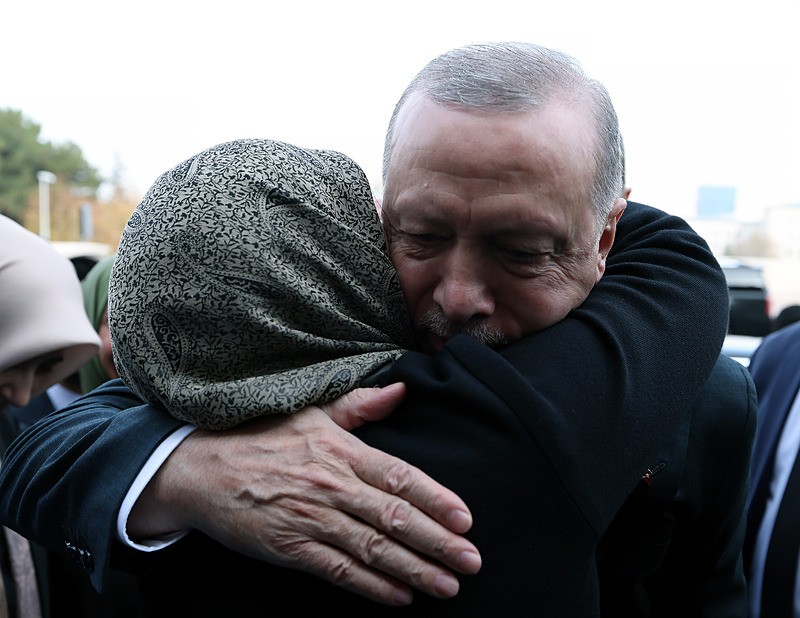 Başkan Erdoğan, AK Parti TBMM Grup Toplantısı'na katıldı. Erdoğan, vatandaşlarla selamlaştı (Fotoğraf: AA) 