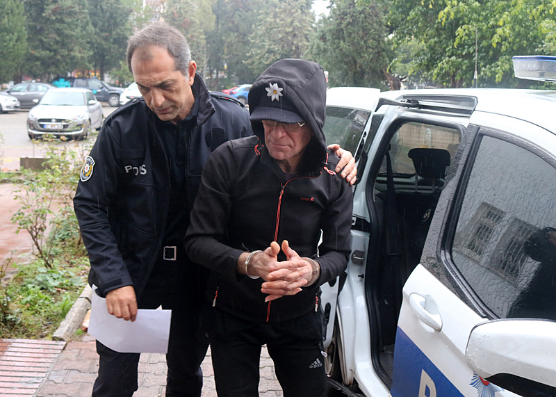 komsusunun-evinin-kapisina-elektrikli-duzenek-kuran-sanik-insan-hemen-olmez-1763543945442.jpg (DHA)