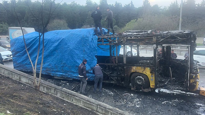 Yanan İETT otobüsünün söndürüldükten sonra görüntüsü (İHA)