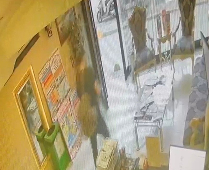 Fatih'te zehirlenme şüphesi soruşturması; ilaçlama yapan kişinin otele giriş görüntüleri ortaya çıktı. (DHA)