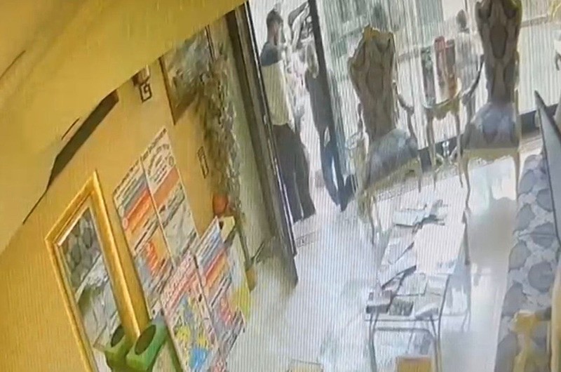 Fatih'te zehirlenme şüphesi soruşturması; ilaçlama yapan kişinin otele giriş görüntüleri ortaya çıktı. (DHA)