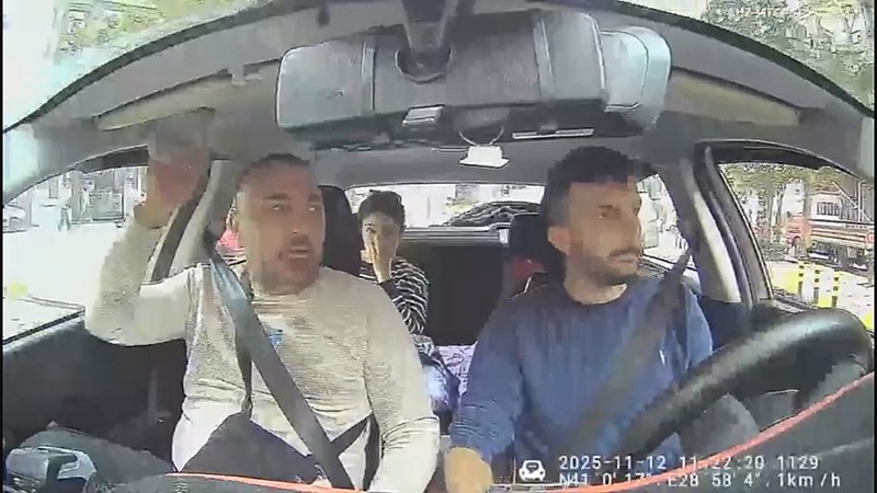 İstanbul Böcek ailesinin taksiyle hastaneye gittiği anları. (DHA)